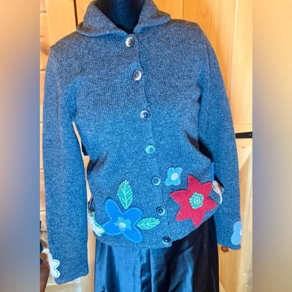 Boden Gray Blue Wool Button Up Sweater with Felted Flowers round collar, size 10